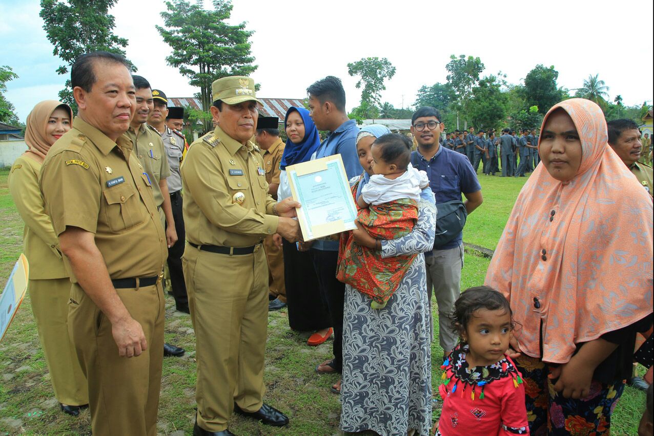 Bupati Sukiman Bagi KTP, KK dan Akta Kelahiran Gratis Se-Kecamatan Rambah Samo